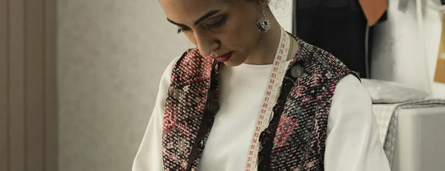 Uma alfaiate a tirar medidas